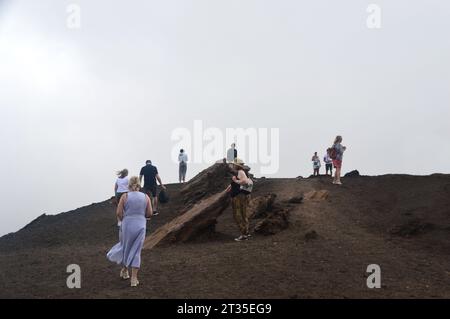 Menschen/Urlauber wandern und erkunden die Silvestri-Krater unter dem Gipfel des Ätna-Vulkans in Sizilien, Italien, EU. Stockfoto