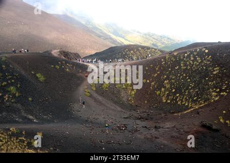 Menschen/Urlauber wandern und erkunden die Silvestri-Krater unter dem Gipfel des Ätna-Vulkans in Sizilien, Italien, EU. Stockfoto