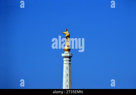 Ein goldenes Statut der Madonna della Lettera (Muttergottes des Briefes) steht über dem Eingang zum Hafen von Messina, Sizilien, Italien, EU. Stockfoto