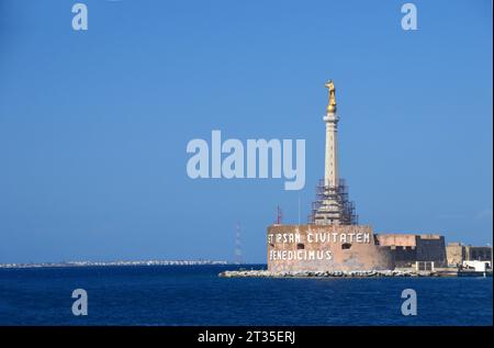 Ein goldenes Statut der Madonna della Lettera (Muttergottes des Briefes) steht über dem Eingang zum Hafen von Messina, Sizilien, Italien, EU. Stockfoto