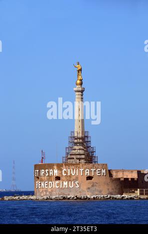 Ein goldenes Statut der Madonna della Lettera (Muttergottes des Briefes) steht über dem Eingang zum Hafen von Messina, Sizilien, Italien, EU. Stockfoto