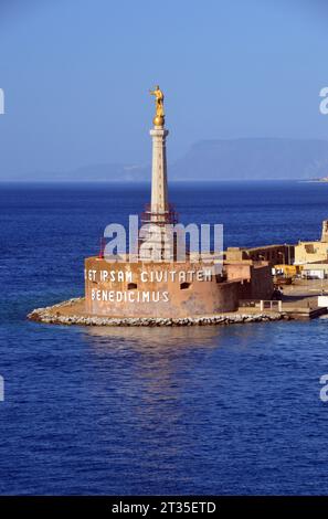 Ein goldenes Statut der Madonna della Lettera (Muttergottes des Briefes) steht über dem Eingang zum Hafen von Messina, Sizilien, Italien, EU. Stockfoto