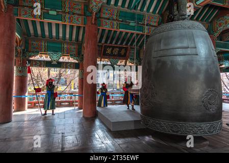 Koreanische königliche Garde in historischen Joseon-Kostümen am 4. Februar 2023 im Bosingak Bell Pavillon in Seoul Südkorea Stockfoto