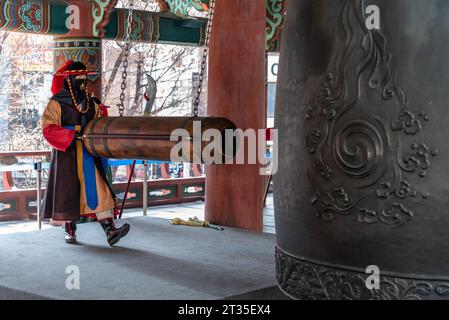 Koreanische königliche Garde in historischen Joseon-Kostümen am 4. Februar 2023 im Bosingak Bell Pavillon in Seoul Südkorea Stockfoto