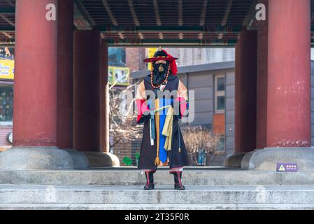 Koreanische königliche Garde in historischen Joseon-Kostümen am 4. Februar 2023 im Bosingak Bell Pavillon in Seoul Südkorea Stockfoto