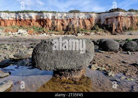 Rot-weiß gestreifte Klippen (Karstein und Kreide) in hunstanton, norfolk Stockfoto