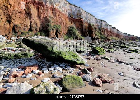 Rot-weiß gestreifte Klippen (Karstein und Kreide) in hunstanton, norfolk Stockfoto