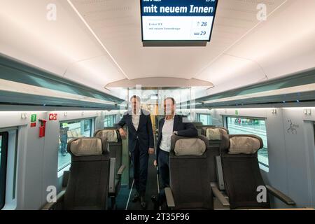 23. Oktober 2023, Hessen, Frankfurt/Main: Michael Peter (l), Vorstandsvorsitzender von Siemens Mobility, und Michael Peterson, Vorstandsmitglied der Deutschen Bahn (DB), präsentieren den ersten ICE 3 Neo mit neuem Innenraum am Hauptbahnhof. Mit neu entwickelten Sitzen und einem „modernen Material- und Farbkonzept“ werden die Passagiere ab sofort in den Zügen mit einer Geschwindigkeit von 300 ein „Wohnzimmer-Feeling“ haben. Foto: Helmut Fricke/dpa Stockfoto