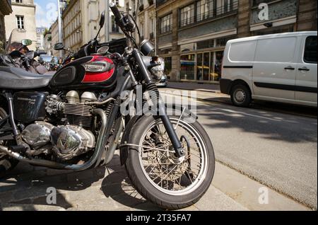 Klassisches amerikanisches Motorrad Triumph Bonneville T100 parkt in der Stadtstraße. PARIS - 29. APRIL 2019 Stockfoto