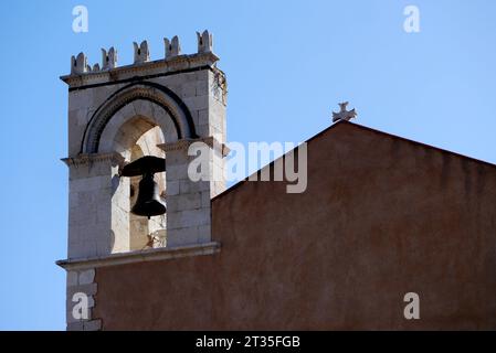 Der steinerne Glockenturm an der Kirche St. Katharina von Alexandria in Ägypten im Palazzo Corvaja im Stadtzentrum von Taormina in Sizilien, Italien, EU. Stockfoto