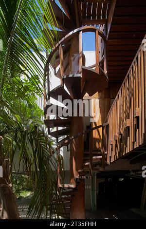 Wendeltreppe aus Holz. Ferienhaus Tulum - Casa Uh K aay, Tulum, Mexiko. Architekt: Gantous Arquitectos, 2023. Stockfoto