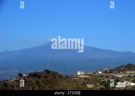 Der Ätna (Mongibello) ist ein aktiver Vulkan aus dem Dorf Taormina in Sizilien, Italien, EU. Stockfoto