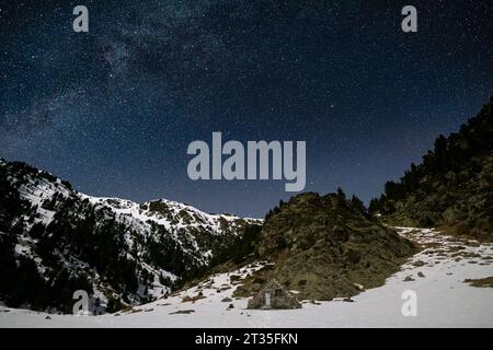 Sternenklare Nacht in den Pyrenäen im Winter Stockfoto