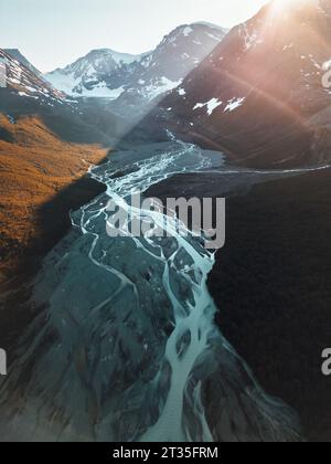 Berge und Flusslandschaft aus der Vogelperspektive in Norwegen reisen wunderschöne Reiseziele Wildnis Landschaft skandinavische nördliche Natur Stockfoto
