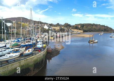 Blick nach Norden auf den Fluss Conwy von der Conwy Road Bridge (A547) in der Nähe von Conwy Castle. Vergnügungsboote auf der Rutsche. Nordwales, Großbritannien Stockfoto