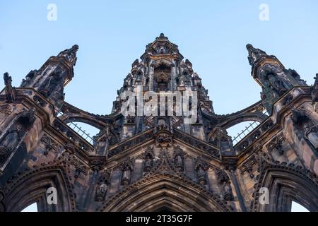 Ein flacher Blick auf das Sir Walter Scott Monument in Edinburgh, Schottland. Blauer Hintergrund. Stockfoto