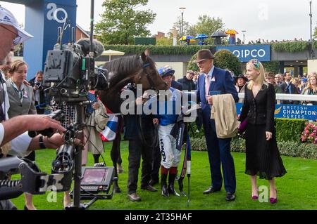 Ascot, Berkshire, Großbritannien. Oktober 2023. Jockey Frankie Dettori kehrt zum Parade Ring auf der Ascot Racecourse zurück, nachdem er den QIPCO British Champions Long Distance Cup mit Horse Trawlerman beim QIPCO British Champions Day auf der Ascot Racecourse gewonnen hatte. Trainer John & Thady Gosden Newmarket. Besitzer Godolphin. Heute ist Frankie Dettoris letztes Rennen in Großbritannien, bevor er in die USA fährt, um dort seine Karriere fortzusetzen. Quelle: Maureen McLean/Alamy Live News Stockfoto