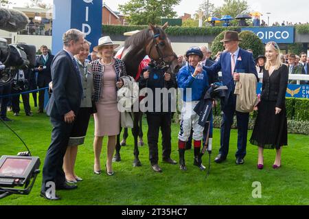 Ascot, Berkshire, Großbritannien. Oktober 2023. Jockey Frankie Dettori kehrt zum Parade Ring auf der Ascot Racecourse zurück, nachdem er den QIPCO British Champions Long Distance Cup mit Horse Trawlerman beim QIPCO British Champions Day auf der Ascot Racecourse gewonnen hatte. Trainer John & Thady Gosden Newmarket. Besitzer Godolphin. Heute ist Frankie Dettoris letztes Rennen in Großbritannien, bevor er in die USA fährt, um dort seine Karriere fortzusetzen. Quelle: Maureen McLean/Alamy Live News Stockfoto