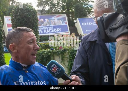 Ascot, Berkshire, Großbritannien. Oktober 2023. Jockey Frankie Dettori kehrt zum Parade Ring auf der Ascot Racecourse zurück, nachdem er den QIPCO British Champions Long Distance Cup mit Horse Trawlerman beim QIPCO British Champions Day auf der Ascot Racecourse gewonnen hatte. Trainer John & Thady Gosden Newmarket. Besitzer Godolphin. Heute ist Frankie Dettoris letztes Rennen in Großbritannien, bevor er in die USA fährt, um dort seine Karriere fortzusetzen. Quelle: Maureen McLean/Alamy Live News Stockfoto