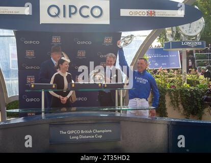 Ascot, Berkshire, Großbritannien. Oktober 2023. Frankie Dettori (R), nachdem er den QIPCO British Champions Long Distance Cup mit Horse Trawlerman beim QIPCO British Champions Day auf der Ascot Racecourse gewonnen hatte. Trainer John & Thady Gosden Newmarket. Besitzer Godolphin. Heute ist Frankie Dettoris letztes Rennen in Großbritannien, bevor er in die USA fährt, um dort seine Karriere fortzusetzen. Kredit: Maureen McLean/Alamy Stockfoto