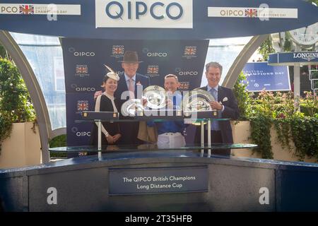 Ascot, Berkshire, Großbritannien. Oktober 2023. Trainer John Gosden (2. R) und Jockey Frankie Dettori (R), nachdem er den QIPCO British Champions Long Distance Cup auf dem Pferdetrawlerman beim QIPCO British Champions Day auf der Ascot Racecourse gewonnen hatte. Trainer John & Thady Gosden Newmarket. Besitzer Godolphin. Heute ist Frankie Dettoris letztes Rennen in Großbritannien, bevor er in die USA fährt, um dort seine Karriere fortzusetzen. Kredit: Maureen McLean/Alamy Stockfoto