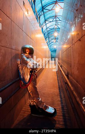 Spaceman in der Stadt bei Nacht in engen Durchgang Stockfoto