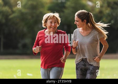 Enkelin und Oma Spaß, Joggen im Park Stockfoto