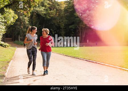 Enkelin und Oma Spaß, Joggen im Park Stockfoto