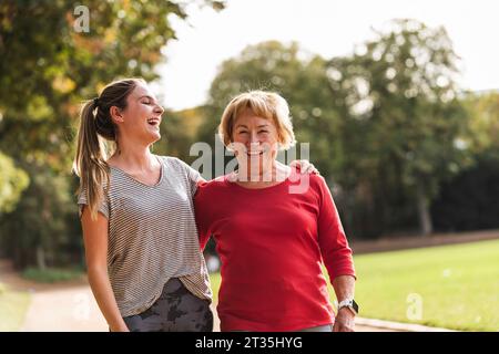 Enkelin und Oma Spaß, Joggen im Park Stockfoto