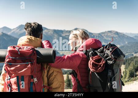 Österreich, Tirol, Rückansicht des Paares auf eine Wanderung in den Bergen die Aussicht genießen Stockfoto