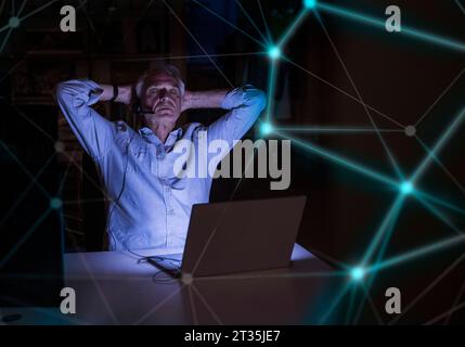 Digitales Composite-Bild von Connecting Dots und müdem Geschäftsmann mit Laptop im Büro Stockfoto