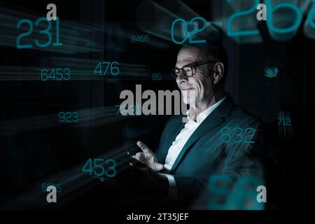Geschäftsmann, der Zahlen auf der grafischen Benutzeroberfläche betrachtet Stockfoto
