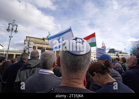 Berlin, Solidaritätskundgebung am Brandenburger Tor GER, Berlin, 20231022, Berlin, Solidaritätskundgebung am Brandenburger Tor, mit ca. 22,000 Teilnehmer, Israel-Kundgebung, Bündnis aus Politik und Gesellschaft, Zentralrat der Juden in Deutschland, *** Berlin, Solidaritätskundgebung am Brandenburger Tor GER, Berlin, 20231022, Berlin, Solidaritätskundgebung am Brandenburger Tor, mit ca. 22 000 Teilnehmern, Israel-Kundgebung, Allianz von Politik und Gesellschaft, Zentralrat der Juden in Deutschland, Stockfoto