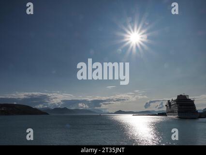 Hammerfest, Norwegen. August 2023. Das Kreuzfahrtschiff AIDAluna liegt im Hafen der Stadt Hammerfest. Das Stadtzentrum befindet sich auf der Insel Kvaloy. Quelle: Soeren Stache/dpa/Alamy Live News Stockfoto