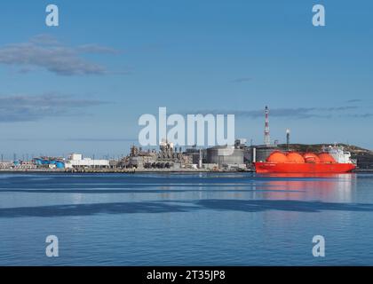 Hammerfest, Norwegen. August 2023. Der LNG-Tanker „Arctic Princess“ (LNG für Flüssigerdgas) liegt am Terminal in der Nähe des Hafens Hammerfest. Das Schiff ist 288 Meter lang, 49 Meter breit, transportiert Flüssigerdgas und fährt unter der Flagge Norwegens. Die LNG-Anlage ist eine der größten in Norwegen und wurde 2022 modernisiert. Norwegen ist ein wichtiger Gaslieferant für Europa. Quelle: Soeren Stache/dpa/Alamy Live News Stockfoto