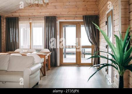 Moderne Möbel im Wohnzimmer zu Hause Stockfoto