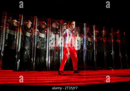 George Maguire (Billy) in BILLY ELLIOT im Victoria Palace Theatre, London SW1 11/05/2005 Musik: Elton John Buch & Text: Lee Hall Set Design: Ian MacNeil Kostüme: Nicky Gillibrand Beleuchtung: Rick Fisher Choreografie: Peter Darling Regisseur: Stephen Daldry Stockfoto