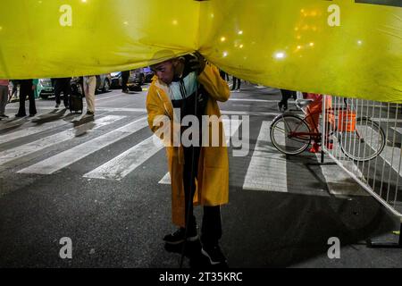 Buenos Aires, Argentinien. Oktober 2023. Ein junger Mann bestätigt die Flagge zur Unterstützung von Javier Milei. Die Anhänger versammelten sich vor Javier Mileis Bunker im Rahmen der argentinischen Präsidentschaftswahlen 2023. Es kam zu einem Abfluss zwischen Sergio Massa und Javier Milei. (Foto: Cristobal Basaure Araya/SOPA Images/SIPA USA) Credit: SIPA USA/Alamy Live News Stockfoto