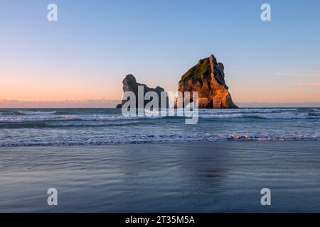 Neuseeland, Südinsel Neuseeland, Puponga, Wharariki Beach in der Abenddämmerung mit Archway Inseln im Hintergrund Stockfoto