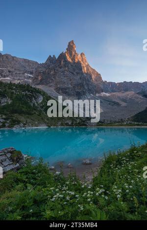 Italien, Venetien, See Sorapiss und Gipfel Dito di Dio in der Frühlingsdämmerung Stockfoto