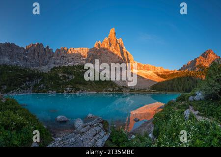 Italien, Venetien, See Sorapiss und Gipfel Dito di Dio im Frühling Stockfoto