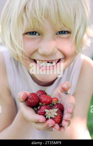 Lächelndes Mädchen mit frischen Erdbeeren Stockfoto