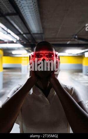 Geschäftsfrau mit einer Brille und berührendem Gesicht Stockfoto