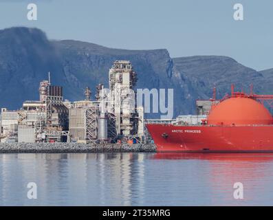 Hammerfest, Norwegen. August 2023. Der LNG-Tanker „Arctic Princess“ (LNG für Flüssigerdgas) liegt am Terminal in der Nähe des Hafens Hammerfest. Das Schiff ist 288 Meter lang, 49 Meter breit, transportiert Flüssigerdgas und fährt unter der Flagge Norwegens. Die LNG-Anlage ist eine der größten in Norwegen und wurde 2022 modernisiert. Norwegen ist ein wichtiger Gaslieferant für Europa. Quelle: Soeren Stache/dpa/Alamy Live News Stockfoto