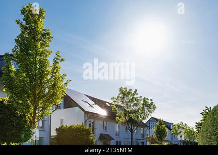 Deutschland, Nordrhein-Westfalen, Köln, Sonne über modernen Vorstadthäusern Stockfoto