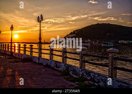 Hà Tiên, Vietnam. August 2014. Sonnenuntergang entlang des Flusses Chau in Hà Tiên, Provinz Kiên Giang im Mekong-Delta in Südvietnam. Stockfoto