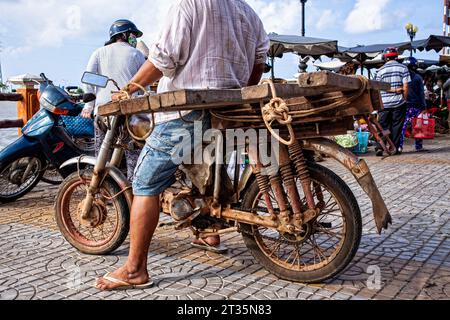 Hà Tiên, Vietnam. August 2014. Honda-Motorrad mit verstärkten Aufhängungen, das schwere Lasten in Hà Tiên, Südvietnam, transportieren kann. Stockfoto