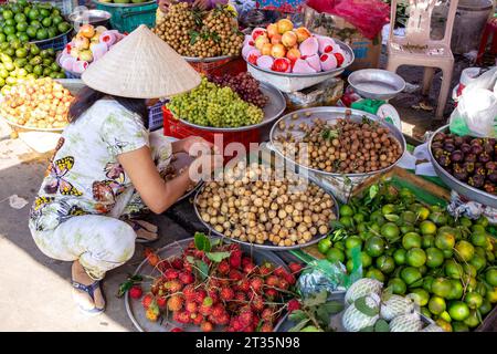 Hà Tiên, Vietnam. August 2014. Lebhafter Markt entlang des Flusses Chau in Hà Tiên, Provinz Kiên Giang im Mekong-Delta in Südvietnam. Stockfoto