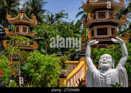 Hà Tiên, Vietnam. August 2014. Der buddhistische Tempel SAC Tu Tam Bao Tu in Hà Tiên, Provinz Kiên Giang im Mekong-Delta in Südvietnam. Stockfoto