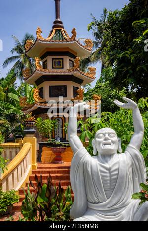 Hà Tiên, Vietnam. August 2014. Der buddhistische Tempel SAC Tu Tam Bao Tu in Hà Tiên, Provinz Kiên Giang im Mekong-Delta in Südvietnam. Stockfoto